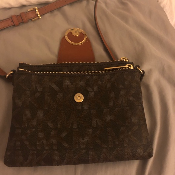 Micheal Kors Crossbody - Picture 3 of 7